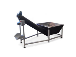 a Embaladora de Gelo Semiautomática é preta e tem um formato similar ao de um cachimbo, com uma abertura retangular maior na direita que está conectada por um tubo elevado até a abertura menor na esquerda. A máquina está sobre um suporte metálico.