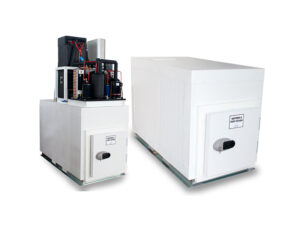 o silo para gelo tem um formato retangular, similar a um cofre antigo e é todo branco. Na frente, conta com uma porta em relevo, que tem uma trava cinza e preta parecida com uma fechadura.