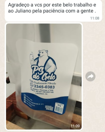 A imagem é um print do aplicativo WhatsApp, que mostra a mensagem de um cliente da Calabria, atestando a sua satisfação com as máquinas de gelo e agradecendo o atendimento. Abaixo desta mensagem está uma foto de um saco de gelo, no qual há um urso polar e outras informação pertinentes.