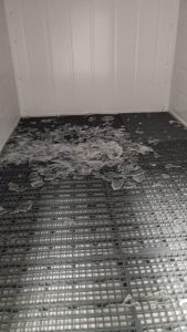 A imagem mostra uma quantidade de gelo em escama armazenado dentro do silo fornecido pela Calabria.