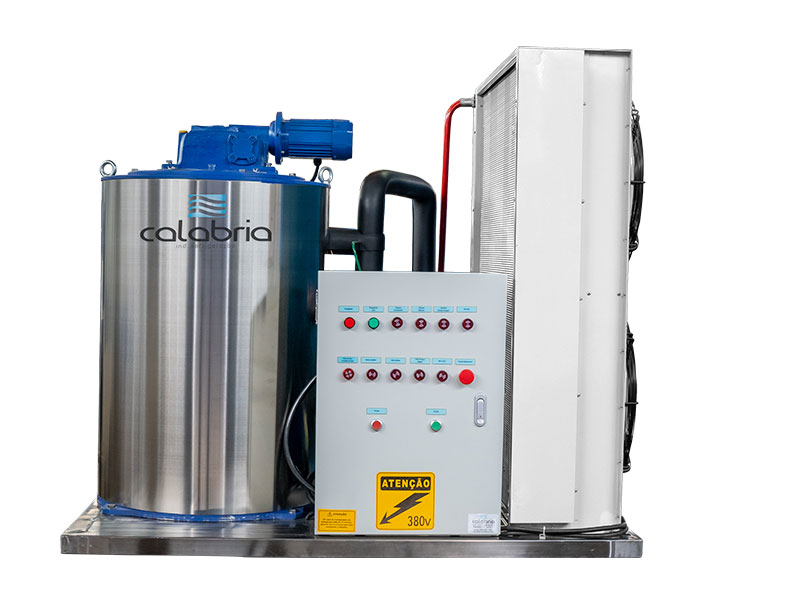 A imagem mostra a máquina de gelo em flocos da Calabria. Ela é branca e prateada, com um painel de controle centralizado, que possui diversos botões coloridos. O fundo da imagem é transparente.