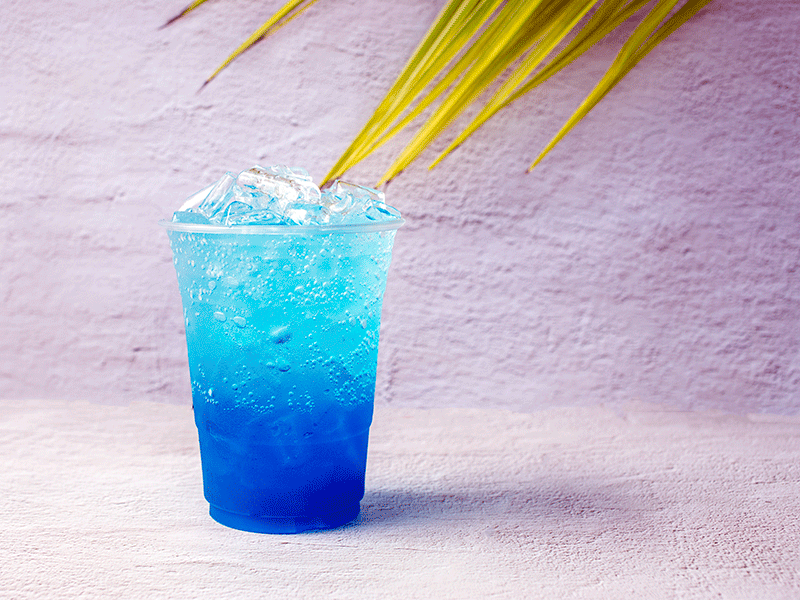 A imagem mostra um homem sentado atrás de uma mesa. Ele está apoiado em uma das mãos com o rosto pensativo. Sobre a mesa estão vários papéis e um notebook. O homem segura uma calculadora. O fundo da imagem é uma parede branca.