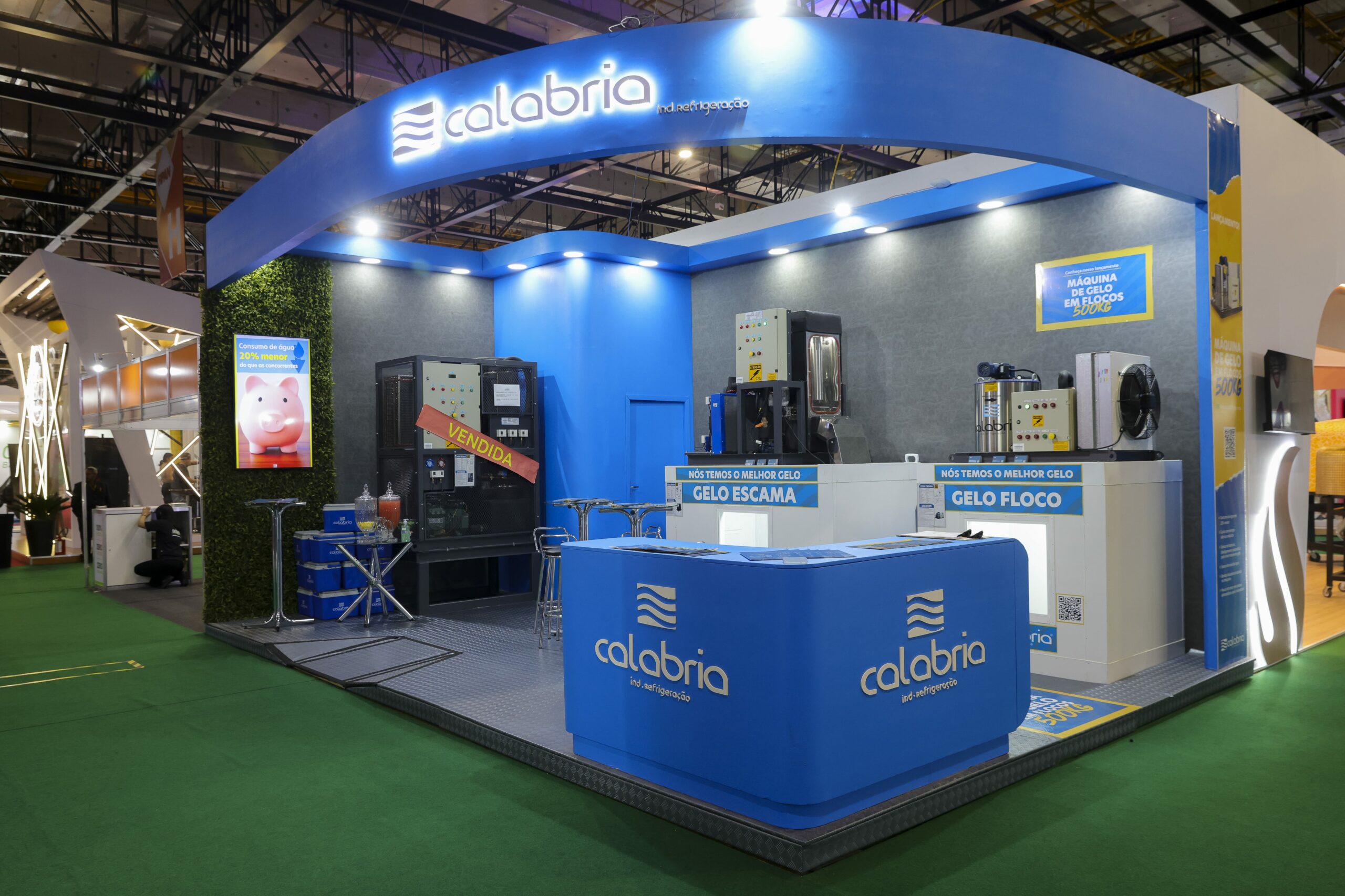 A imagem mostra o estande da Calabria na FIPAN 2024, com as novas máquinas de gelo.