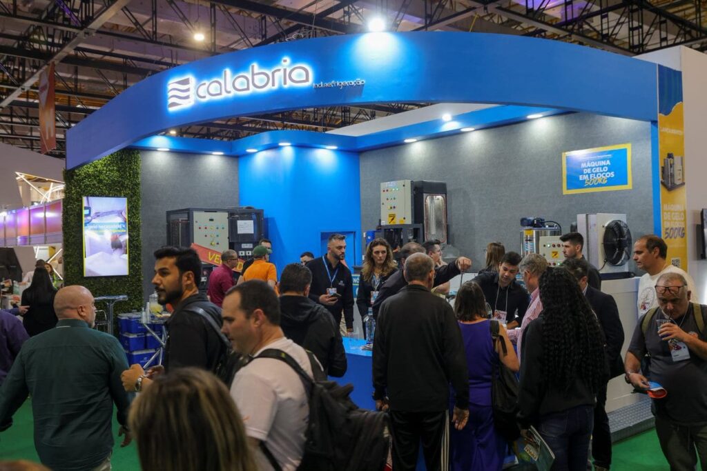 A imagem mostra as máquinas de gelo em escamas e gelo em flocos da Calabria no estande da FIPAN 2024.