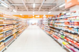 A imagem mostra prateleiras de um supermercado