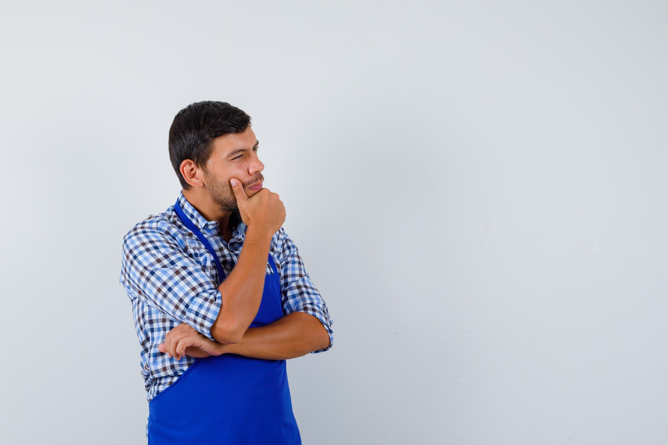 A imagem mostra um homem pensativo.