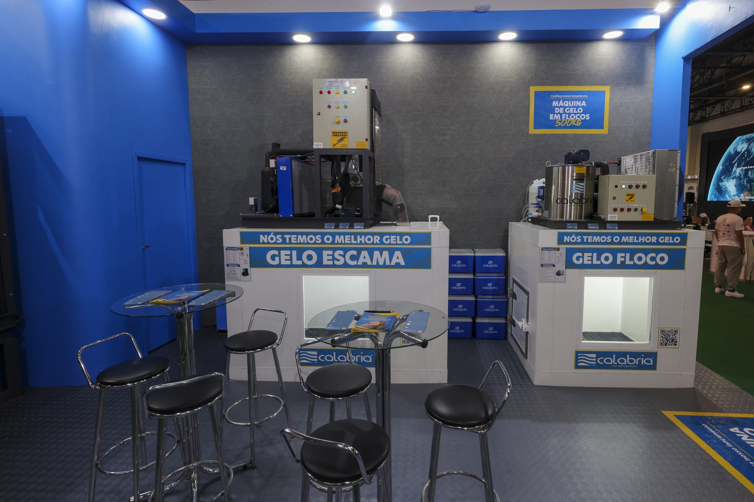 A imagem mostra as máquinas de gelo em escamas e gelo em flocos da Calabria.