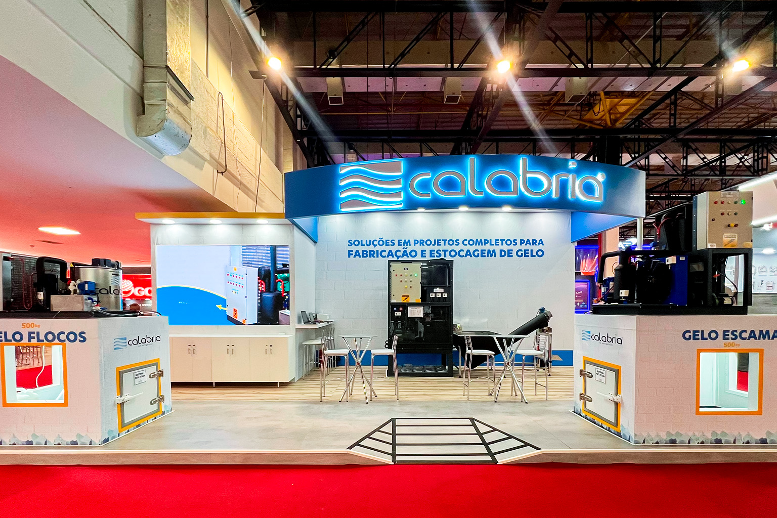 A imagem mostra pessoas e estande da Calabria na FIPAN 2025.