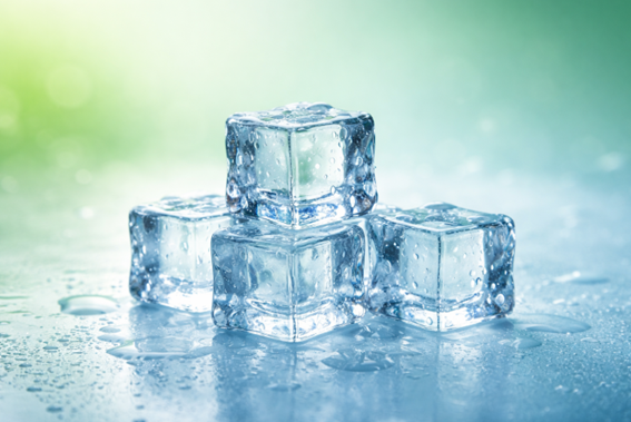 Cubos de gelo cristalinos sobre fundo em tons de azul e verde, representando produção de gelo sustentável com economia de água e eficiência energética.