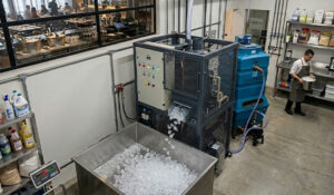 Máquina de gelo industrial da Calabria produzindo gelo em grande volume, ilustrando a economia em relação à compra de gelo de terceiros.