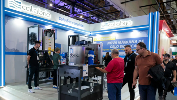 Nova máquina de gelo em escamas da Calabria exposta no estande da marca durante a FIPAN 2026.