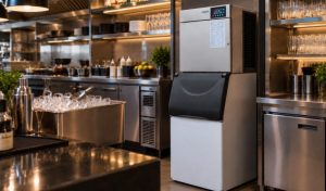Máquina de gelo Calabria instalada na cozinha de um restaurante.